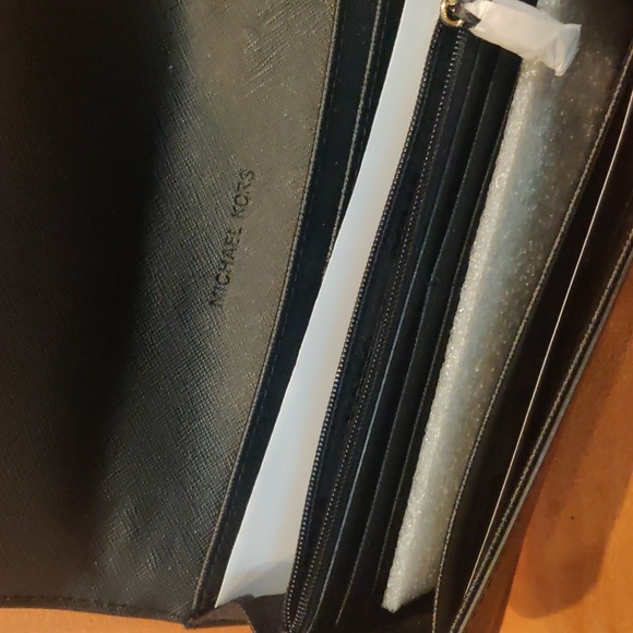 Michael Kors Jet Set travel wallet - Picture 3 of 4